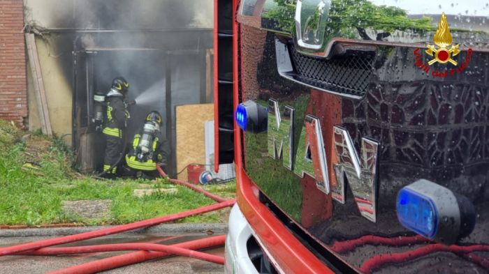 Fvg, incendio di una casetta monofamiliare: giovane con ustioni elitrasportato all'ospedale