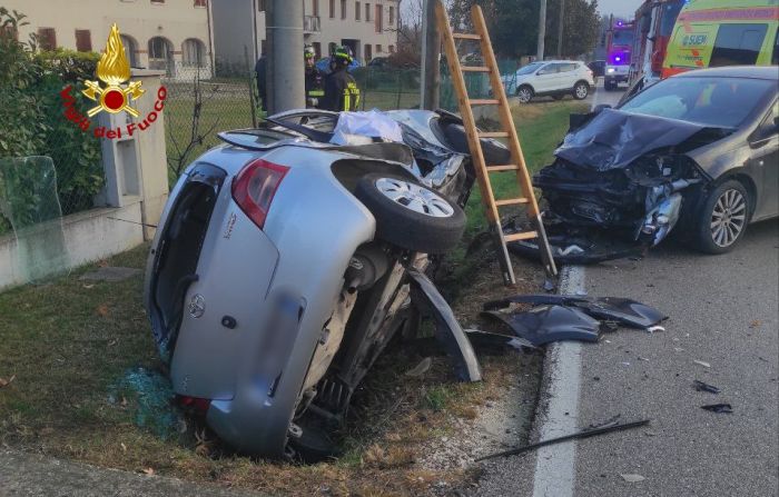 VENETO - Scontro tra due auto, di cui una finita rovesciata su un fianco: 