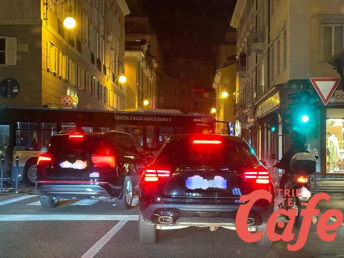 Via Roma, parcheggia in divieto non permettendo la manovra di svolta al bus 