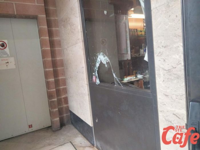Furto con doppia spaccata al bar del Silos: ladro maldestro preso con la refurtiva in mano