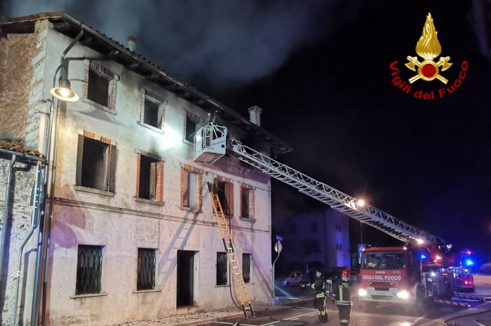 Incendio notturno di uno stabile disabitato nel centro di Pradamano: ore di lavoro per i vigili del fuoco