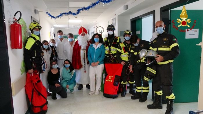 San Nicolò arriva al Burlo con l'aiuto dei Vigili del fuoco: doni e sorrisi per i piccoli pazienti (FOTO-VIDEO)