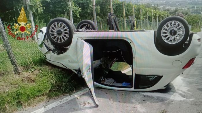 Maser (TV): sbandata con l'auto, si capovolge – ferita una donna