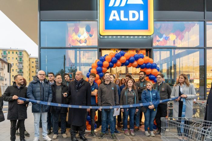Inaugurato il nuovo Aldi in via Flavia, lunghe file per gli omaggi sin dal primo mattino 