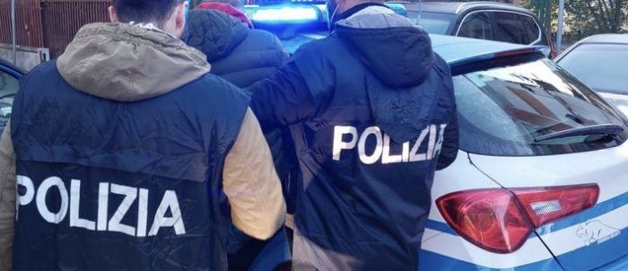 Associazione di stampo mafioso e valanga di imputazione: maxi operazione in Italia, donna al Coroneo
