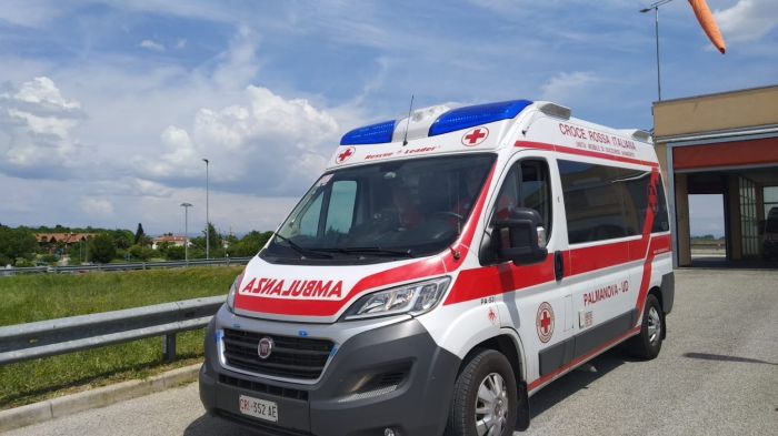 Monfalcone, scontro  moto-auto: centauro all'ospedale