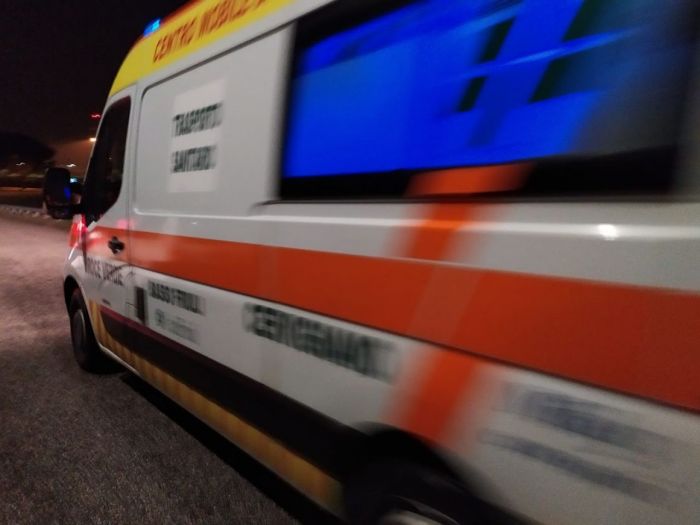 Fvg, perde il controllo dell'auto rimanendo ferita nel sinistro: all'ospedale