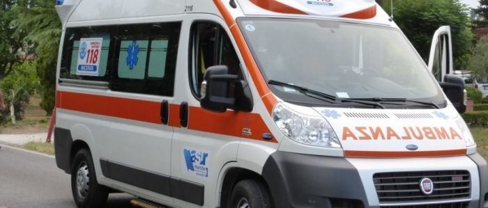 Fvg operaio cade da un'altezza di 2 metri mentre lavora: all'ospedale 
