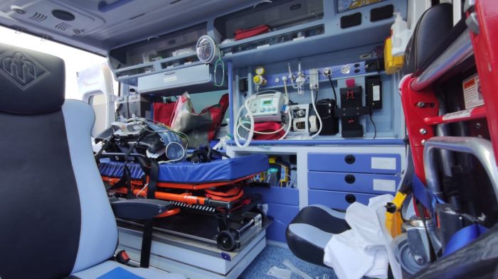 Scontro pullman con a bordo 30 persone - auto: in 4 all'ospedale 
