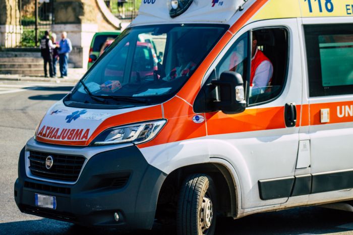Infortunio sul lavoro in Fvg, operaio mentre lavora con un macchinario in fabbrica rimane ferito 