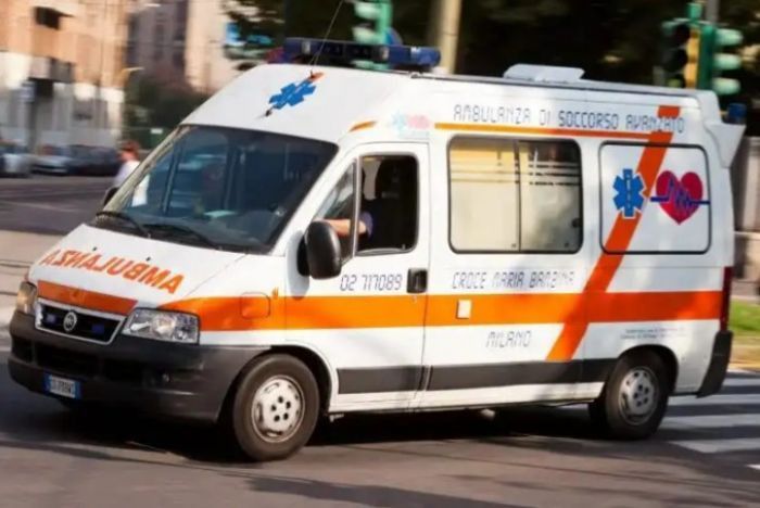 Incidente in via Brigata Casale: Peugeot 106 finisce fuori controllo, traffico in tilt a Trieste