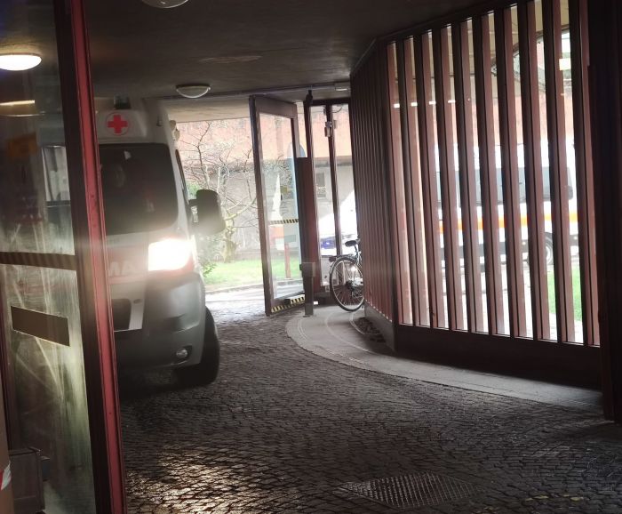Brindisi: tenta suicidio lanciandosi da scogliera 7 metri, agenti lo salvano in tempo 