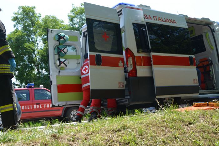 Tamponamento a catena in via Carducci: una donna ferita, traffico in tilt