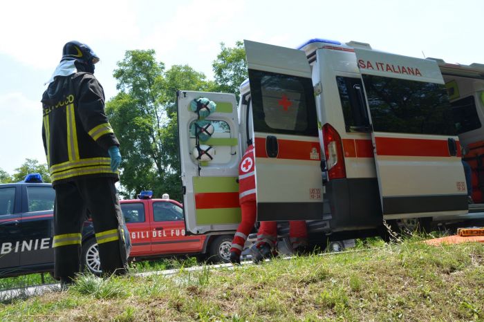 Dramma in via Conti: giovane precipita dal quarto piano, inutili i soccorsi