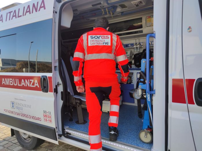 Fvg, frontale nella notte tra due auto: entrambi i conducenti feriti all'ospedale 