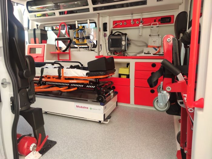 Paura sulla A4, auto si ribaltano e il motore finisce contro un pullman