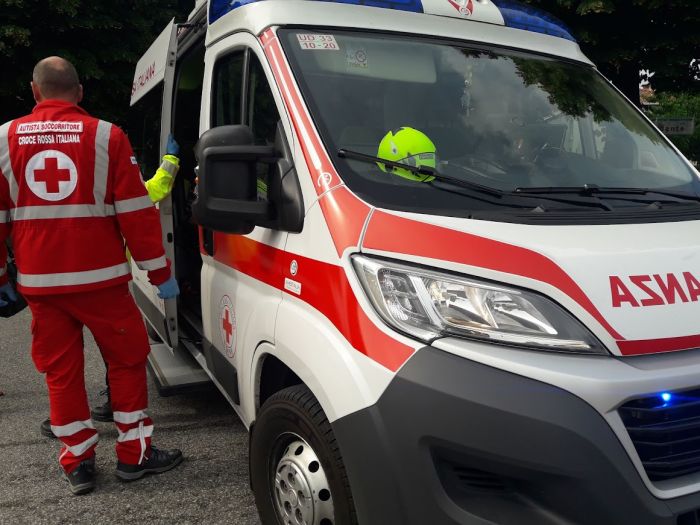 Fvg, 70enne investita da un'auto mentre passeggia finisce all'ospedale