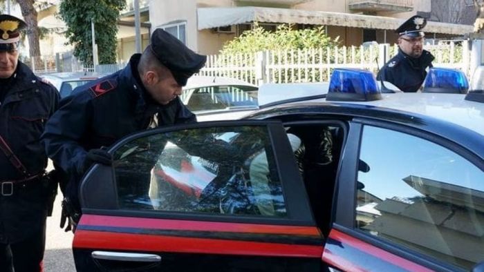 Distrae l’edicolante con la scusa di comprare dvd mentre l’amico tenta di rubare i soldi dalla cassa