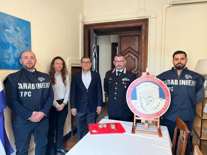 Oltre 30 tesori archeologici restituiti al mondo: maschere votive e statuette tornano “a casa” grazie ai Carabinieri 