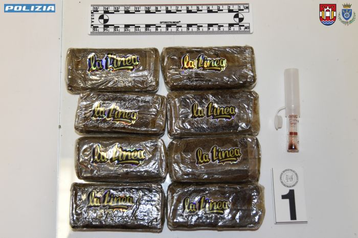 Nascondevano 2 pistole e un chilo di hashish, uno dei due tenta  fuga dopo aver accoltellato uomo