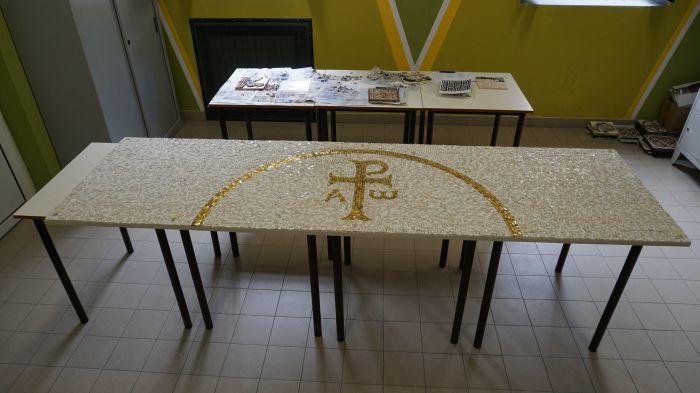 La scuola Edile di Trieste per Papa Francesco: pissidi e mosaici dalla formazione professionale
