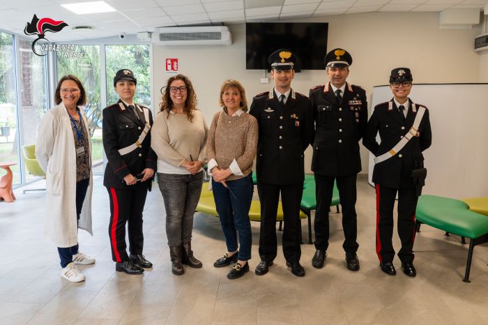 Pasqua di sorrisi al Burlo: i Carabinieri portano le “titole” ai piccoli pazienti