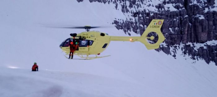 Va in montagna in gita e, stanco della passeggiata, si fa recuperare dall'elisoccorso  