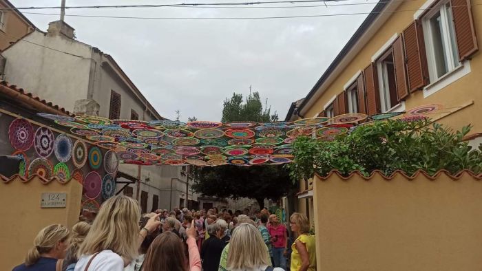 #servolacoloraservola, il tendaggio realizzato ad uncinetto incanta tutti (FOTO) 