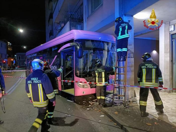 Nuovo incidente di in bus a Mestre, 14 feriti; mezzo elettrico contro un pilastro