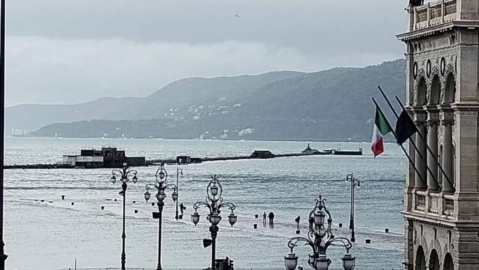 Molo Audace sommerso dall'acqua alta 