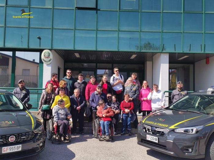 15 adulti disabili in visita alla Guardia di Finanza, finale s sorpresa con distribuzione di simpatici ricordi