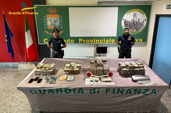 Padova: sequestrati 90kg di hashish, 1kg di cocaina e 1000 euro cash; arrestato dalla guardia di finanza