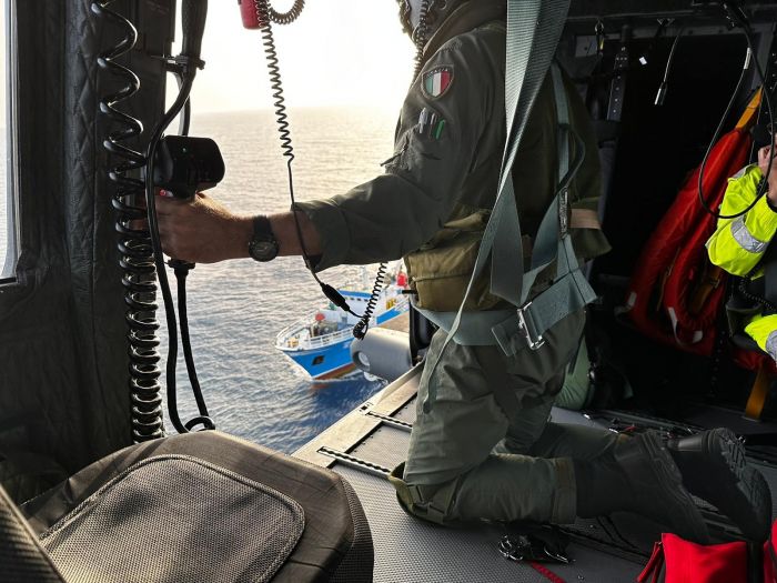 Elicottero del 15° stormo dell'aeronautica recupera un uomo colto da malore da motopeschereccio in Italia