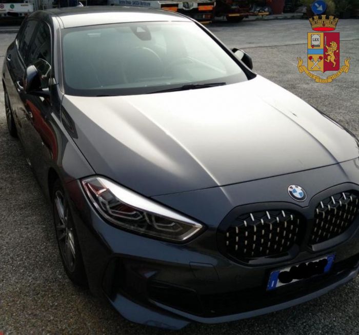 Automobile rubata rintracciata allo svincolo autostradale direzione Trieste, a bordo due rumeni 