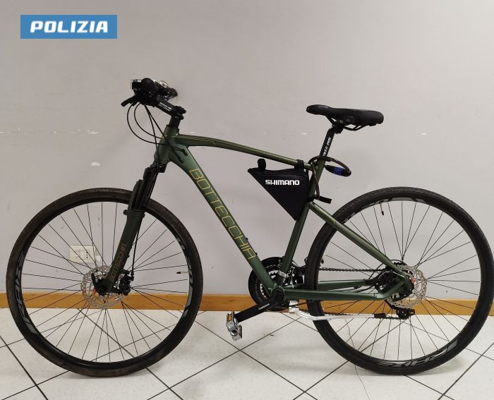 Fvg, coppia italo-marocchino ruba una bici costosa e poi cerca di fuggire alla polizia senza successo