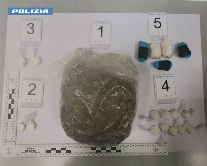 Camminava in centro con cocaina addosso e soldi, arrestato cittadino albanese 