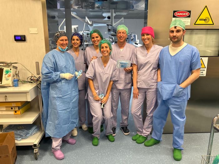 Trieste tra i centri di riferimento per l’Italia: eseguiti i primi impianti intraoculari per le maculopatie 