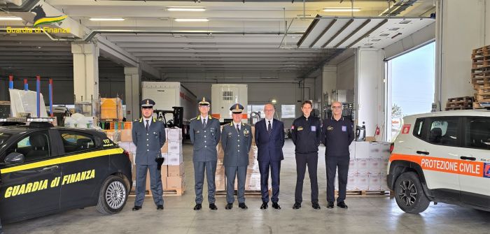 Guardia di Finanza Fvg consegna alla Protezione Civile Regionale 1000 kg di olio lubrificante