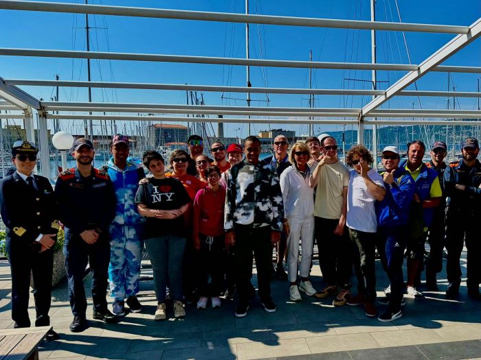Vento di solidarietà: Calicanto e Guardia Costiera portano i ragazzi a lezione di vela nel Golfo di Trieste