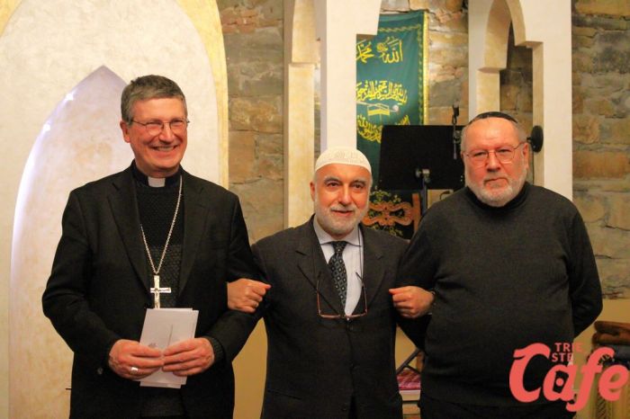Il vescovo va in moschea: “Siamo tutti fratelli” (FOTO)