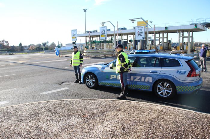 A4, imbriaghela guida zigzagando: la guida insospettisce la polizia che lo ferma, ETILOMETRO ALLE STELLE!!! 