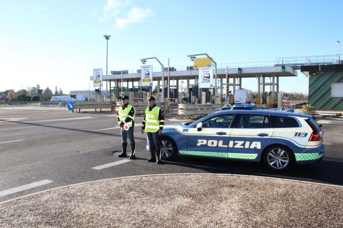 30enne romeno viaggiava in auto con la sua famiglia, doveva essere in carcere