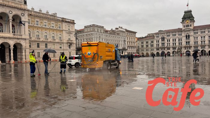 Piazza unità imbrattata, arriva Italspurghi e cancella la vergogna (VIDEO)