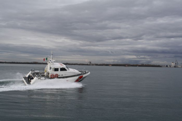 Corsa contro il tempo a Grado: Guardia Costiera soccorre diportista colpito da malore improvviso