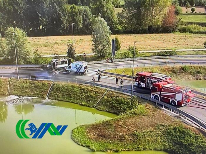 Mestre, un furgone prende fuoco in direzione Milano