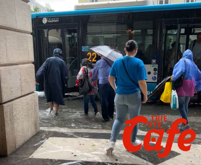 Forte nubifragio a Trieste: strade allagate e disagi per traffico e pedoni (VIDEO)
