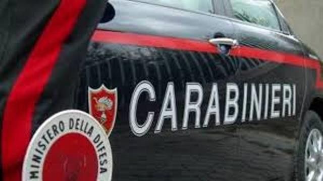 Follia in centro: prende a calci la porta di un locale, poi spacca la vetrina e scappa