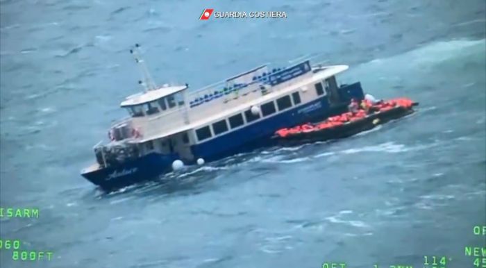 Guardia Costiera, soccorso in mare: “Salvataggio di 80 persone dalla motonave 'Audace' tra Trieste e Grado" (VIDEO)