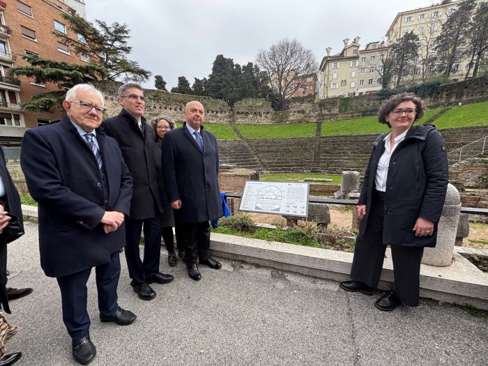 Nuovo pannello visivo-tattile e multisensoriale al Teatro Romano: parola d'ordine, inclusione