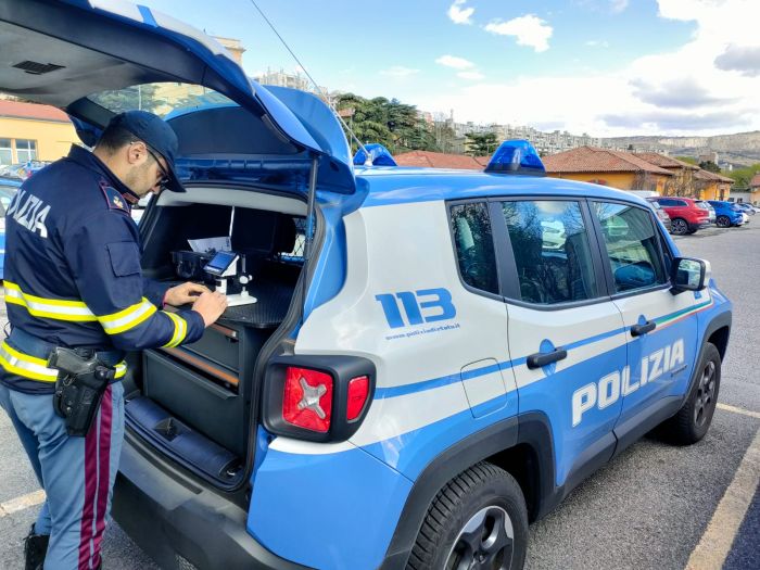 Controlli straordinari in Autostrada: la Polizia scopre anche una patente falsa